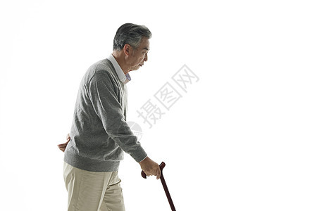 老年男性拄着拐杖行走背景图片