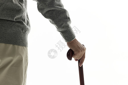 老年男性拄着拐杖特写背景图片