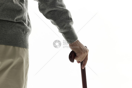 老年男性拄着拐杖特写图片