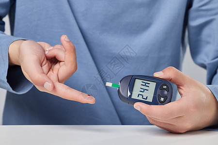 医学男性使用血糖测试仪背景