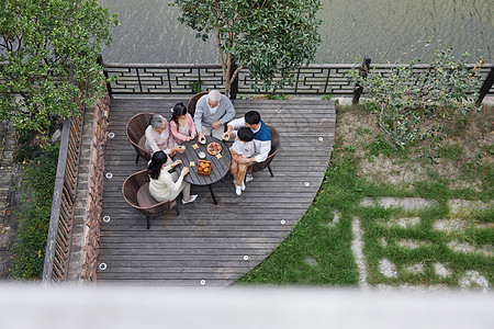 一家人庭院相聚过中秋节俯拍高清图片