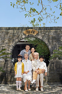 一家六口中秋节庭院相聚全家福背景图片