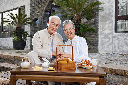 中秋爷爷奶奶庭院里吃月饼图片