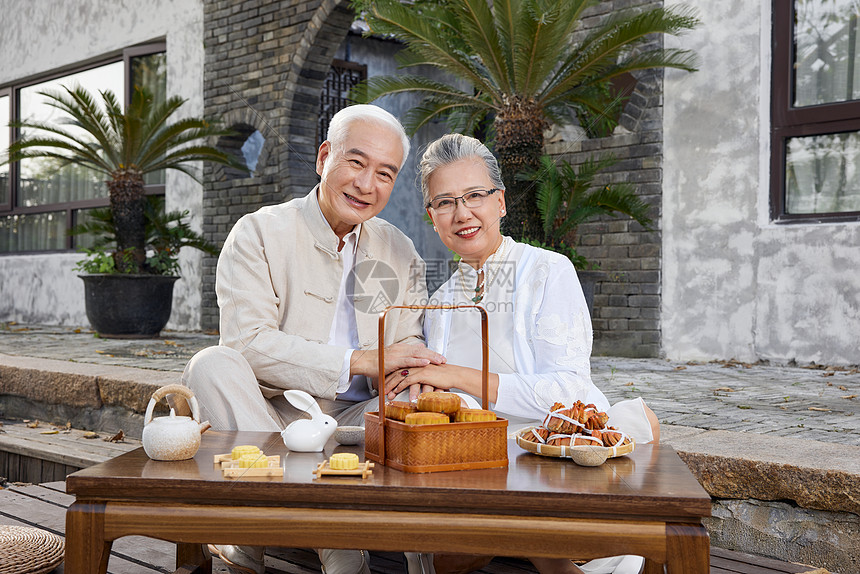 中秋爷爷奶奶庭院里吃月饼图片