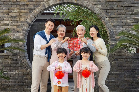 一家人春节庭院里拜新年图片