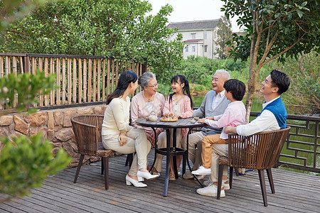 一家团圆一家人相聚庭院过中秋节吃月饼背景