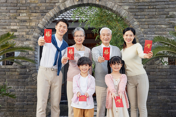 一家人春节庭院里拜新年发红包图片