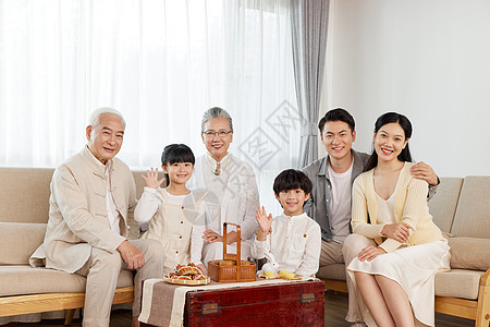 老人看孩子一家人相聚过中秋节吃月饼背景