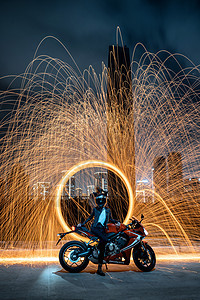 流光溢彩火圈下的机车骑士背景图片