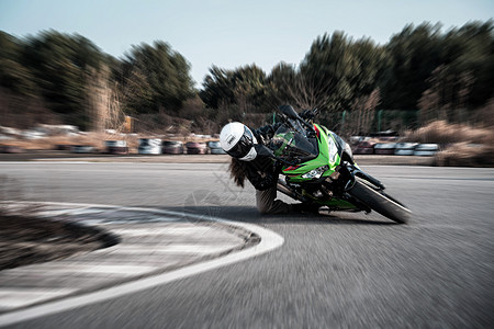 赛道上的摩托车背景图片