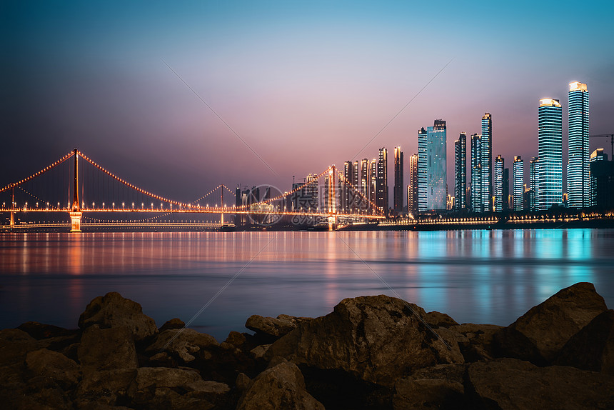 长江边的夜景图片