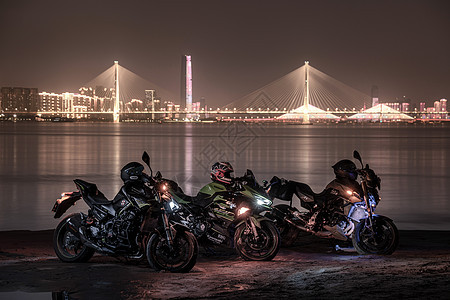 江边的摩托车背景图片