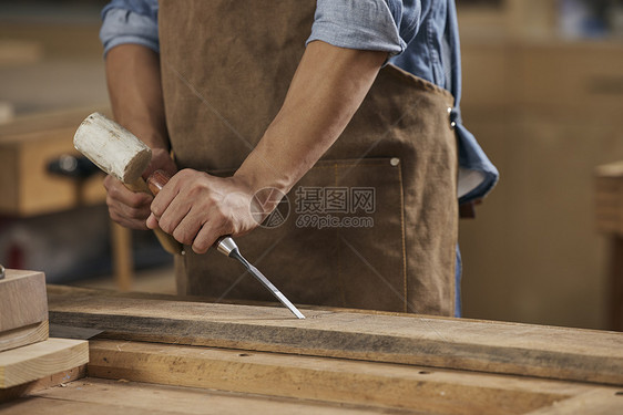 男木匠手拿工具特写图片