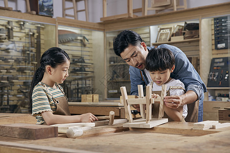 木工老师教小朋友做板凳图片