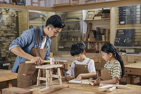 木工老师教小朋友做板凳图片