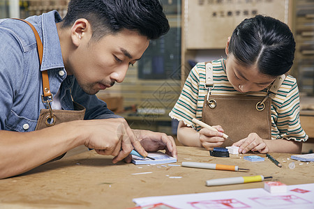 手工课老师教学橡皮章雕刻图片