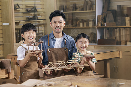 木匠师傅带着小朋友体验木工课图片