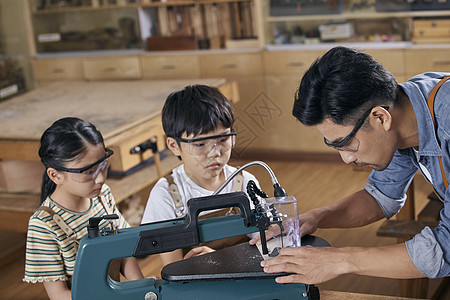 木工老师和小朋友讲解机器使用注意事项背景图片