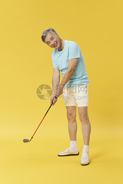 中老年男性打高尔夫球动作图片