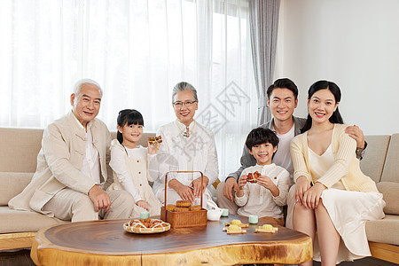 一家人温馨团聚过中秋节图片