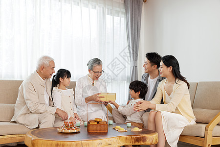 中秋节一家人团圆相聚陪伴图片