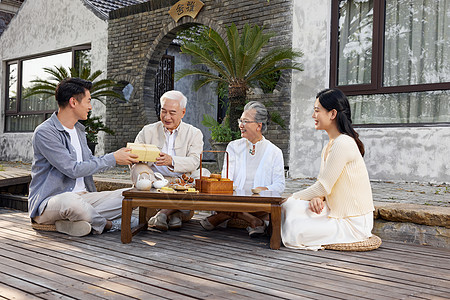 新婚夫妻陪伴老人过中秋节图片