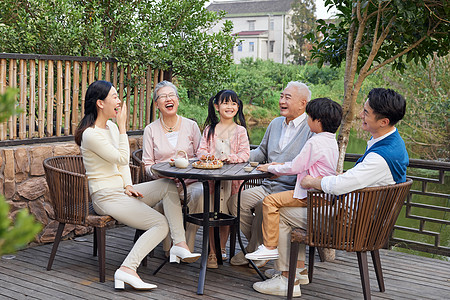 中秋节一家人团圆相聚陪伴图片