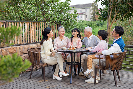 中秋节一家人团圆相聚陪伴图片