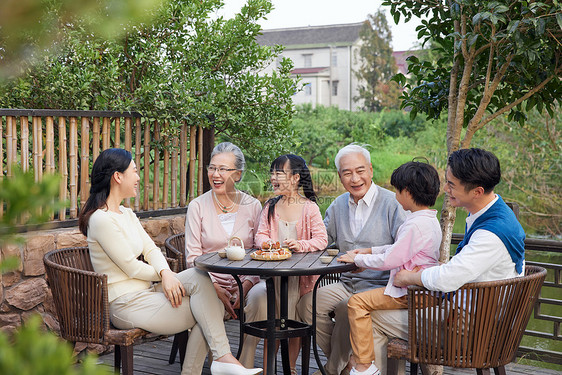 中秋节一家人团圆相聚陪伴图片