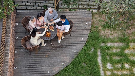 俯拍中秋节一家人团圆团聚高清图片