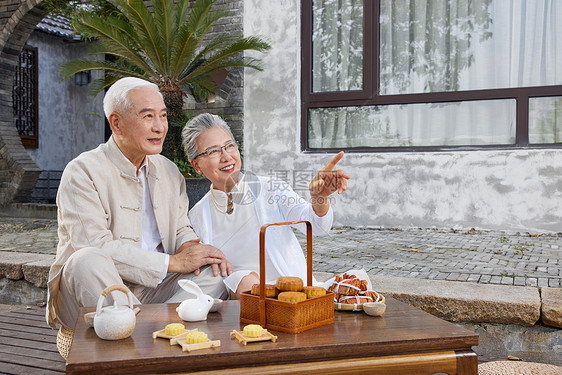 爷爷奶奶老年夫妻庭院里晚年相伴图片