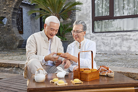 中秋节爷爷奶奶庭院里喝茶图片