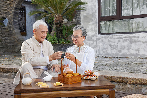 中秋节爷爷奶奶庭院里喝茶图片