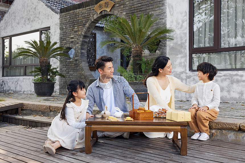 中秋节亲子庭院里吃月饼