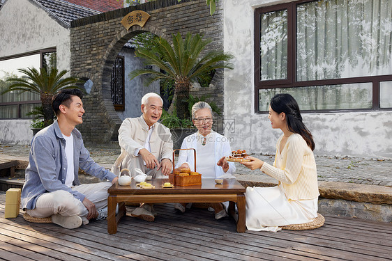 新婚夫妻陪伴老人过中秋节吃河蟹图片