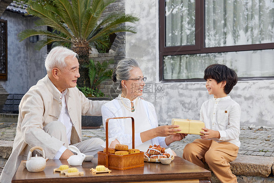 中秋节孙子给爷爷奶奶送礼物图片