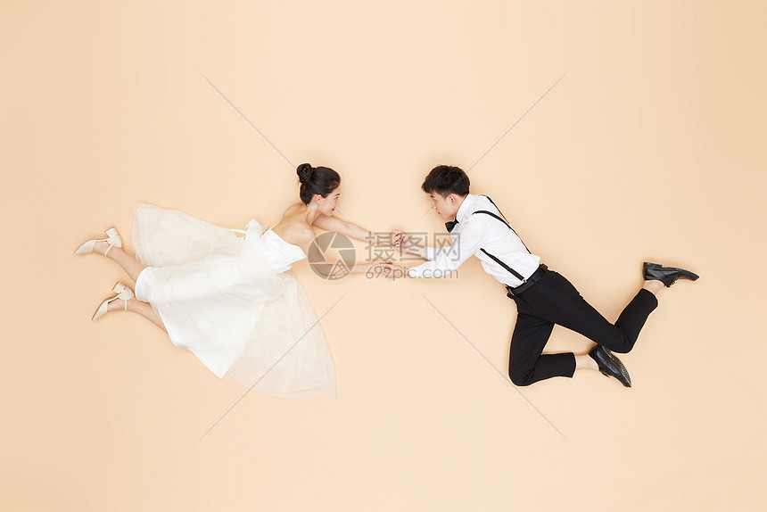 创意俯拍情侣婚纱照图片
