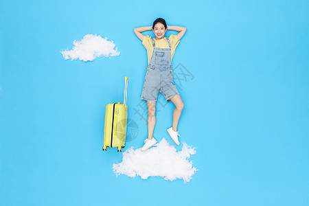 创意俯拍美女拖行李箱旅行图片