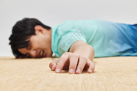 青年男性疼痛倒下图片素材