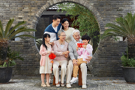 一家人团圆相聚过春节图片