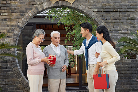 新婚夫妻给父母送礼物图片素材
