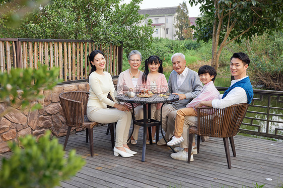 一家人坐在庭院里过中秋节图片