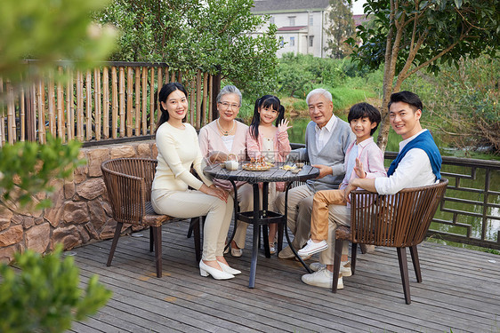 一家人坐在庭院里过中秋节图片