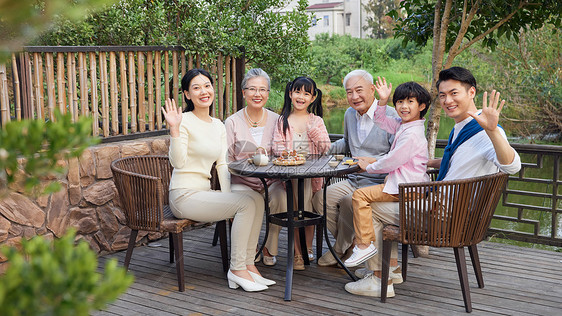 一家人坐在庭院里过中秋节图片