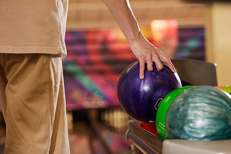 保龄球投球剪影背景