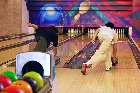 青年聚会打保龄球图片素材