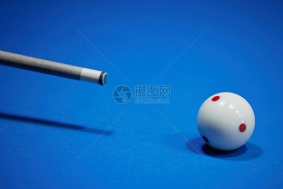 台球桌上的白球与球杆图片