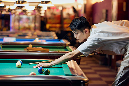 打桌球的青年男性图片素材