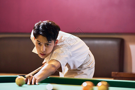 桌面绿色打桌球的青年男性背景