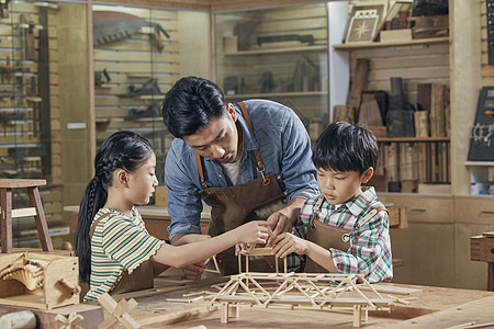木工老师给小朋友讲解榫卯结构图片